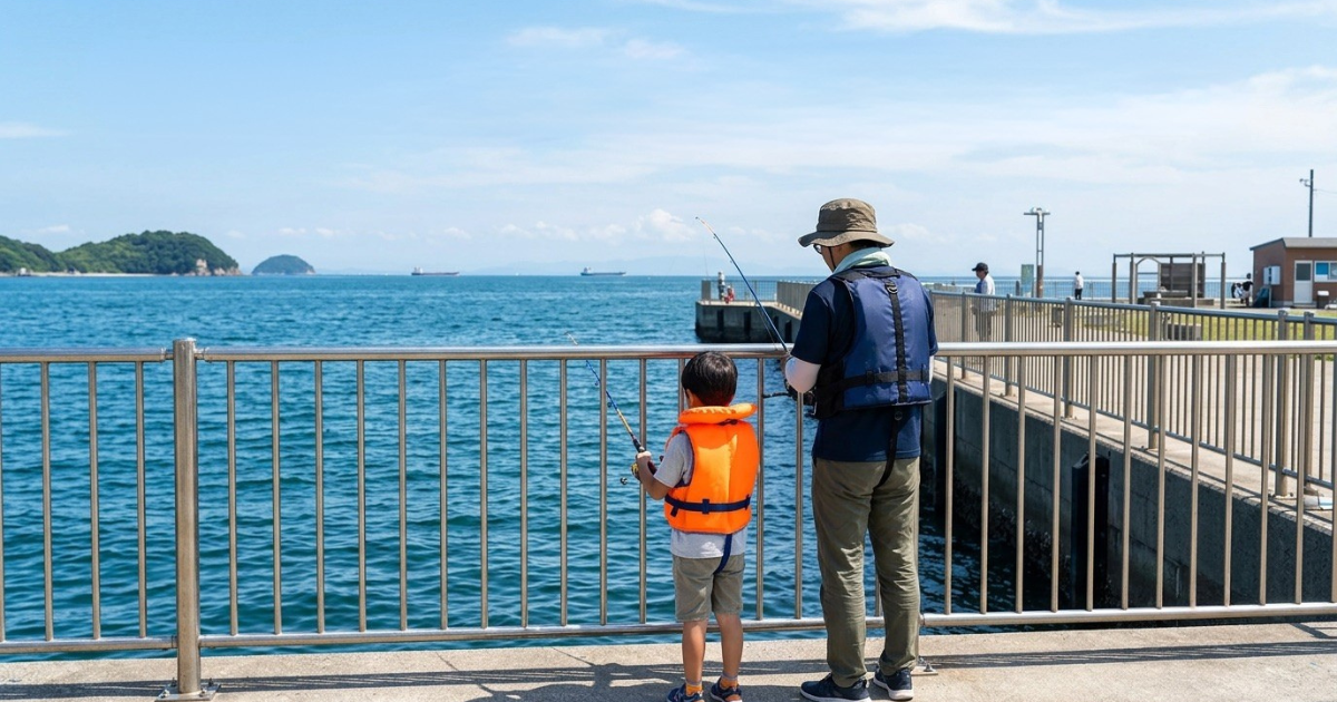 ライフジャケットを着用した子供と親が海釣り公園で釣りをしている様子